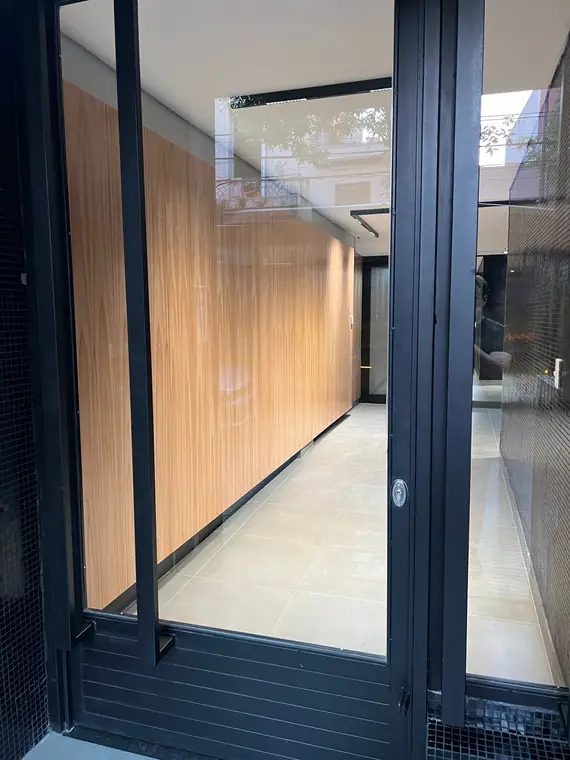 Puerta de acceso de hierro y vidrio