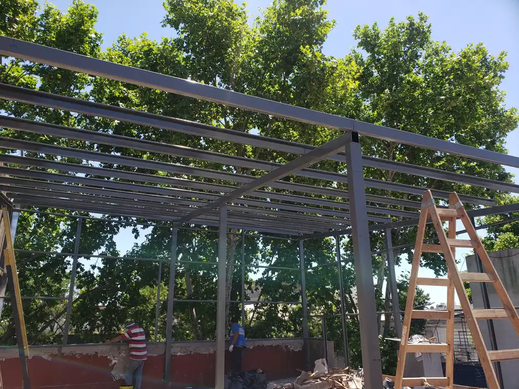 Estructura metálica de techo y cerramiento en obra