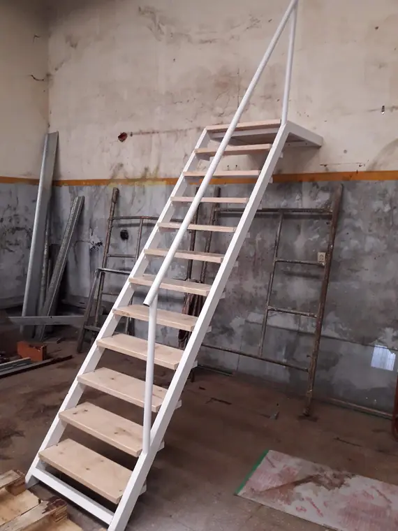 Escalera metálica blanca con escalones de madera