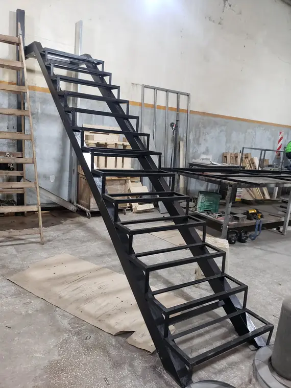 Escalera metálica en taller antes de instalar