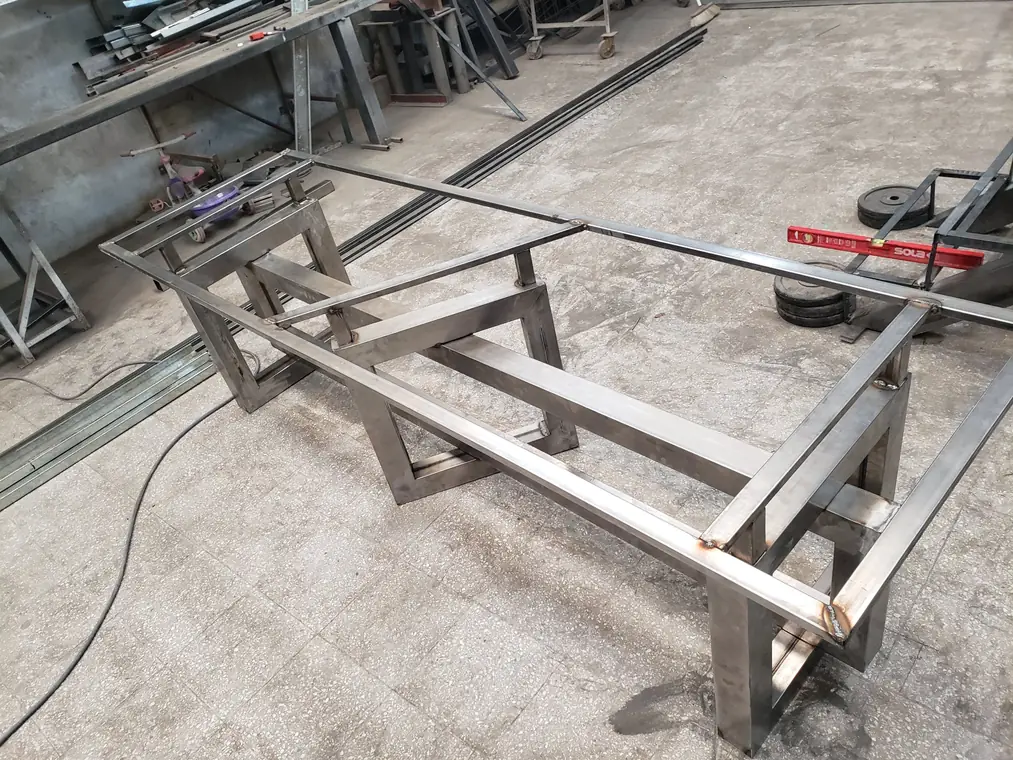 Base de mesa de hierro en taller